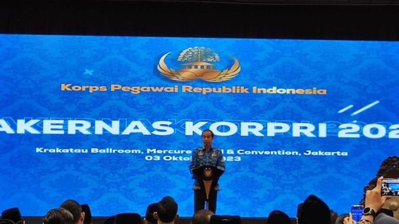 Presiden Joko Widodo (Jokowi) menyampaikan pidato dalam Pembukaan Rapat Kerja Nasional (Rakernas) Korps Pegawai Republik Indonesia (Korpri), Jakarta, Selasa (3/10/2023). (ANTARA/Mentari Dwi Gayati)