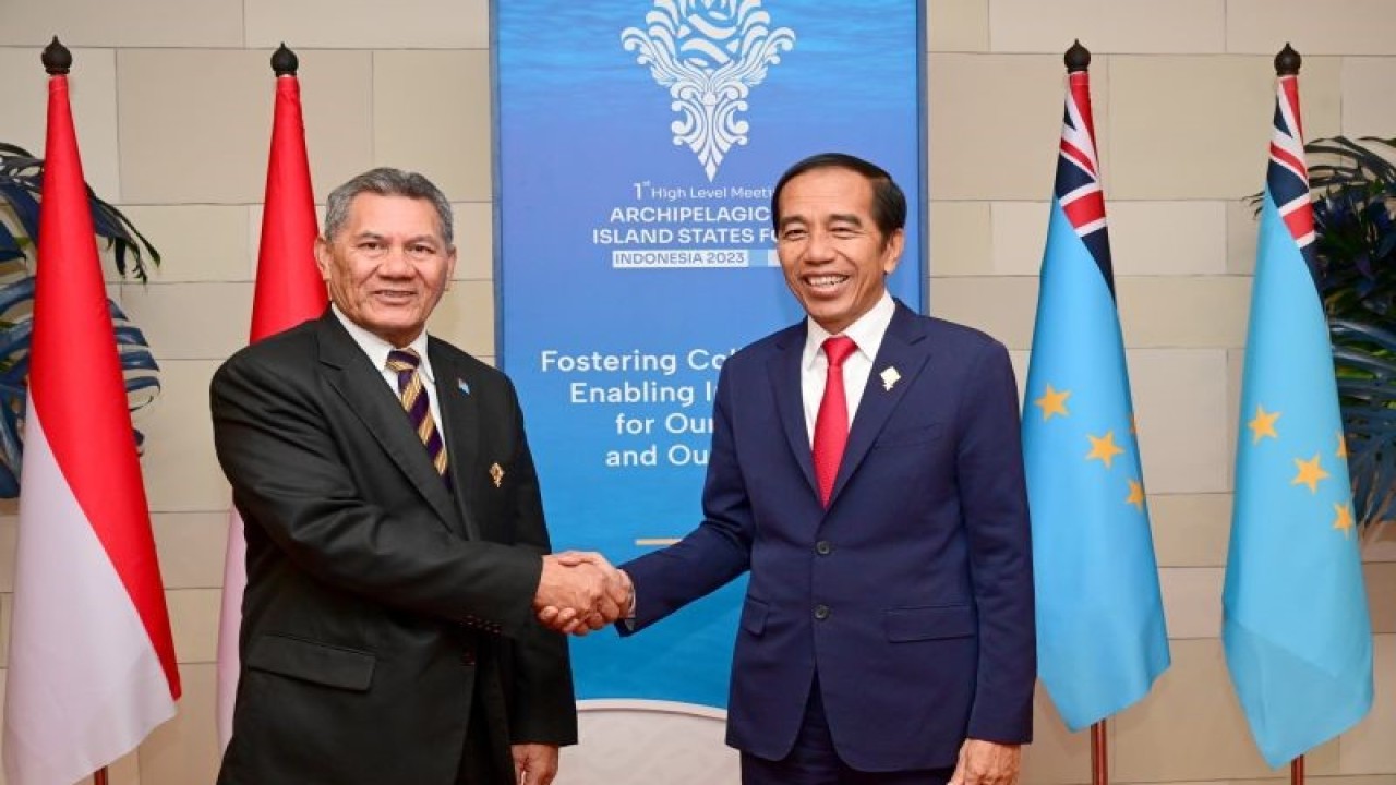 Presiden Joko Widodo melakukan pertemuan bilateral dengan Perdana Menteri Tuvalu Kausea Natano, di Bali, Rabu (11/10/2023). ANTARA/HO-Biro Pers Sekretariat Presiden