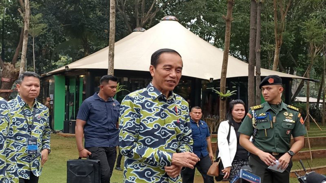Presiden Joko Widodo saat memberikan keterangan di Jakarta, Selasa (24/10/2023). (ANTARA/Indra Arief Pribadi)
