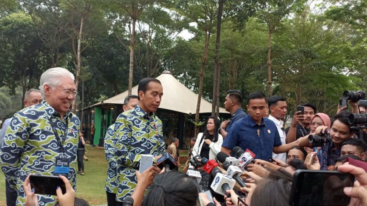 Presiden Joko Widodo memberikan keterangan terkait sejumlah isu aktual kepada wartawan di Jakarta, Selasa (24/10/2023). ANTARA/Indra Arief Pribadi