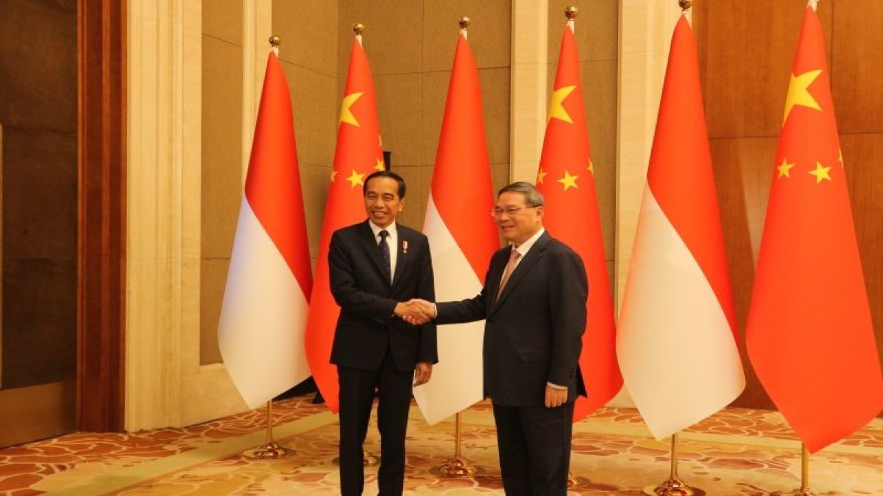 Presiden Joko Widodo bertemu dengan Perdana Menteri (PM) China Li Qiang di Diaoyutai State Guest House, Beijing, China pada Selasa (17/10/2023). (ANTARA/Desca Lidya Natalia)