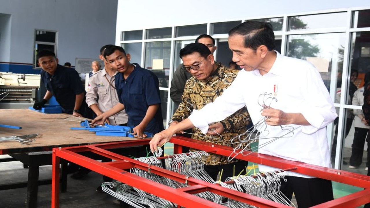 Presiden Joko Widodo (Jokowi) meninjau SMK Negeri 2 Palembang, Sumatera Selatan, Kamis (26/10/2023). (ANTARA/HO-Biro Pers Sekretariat Presiden/Rusman)