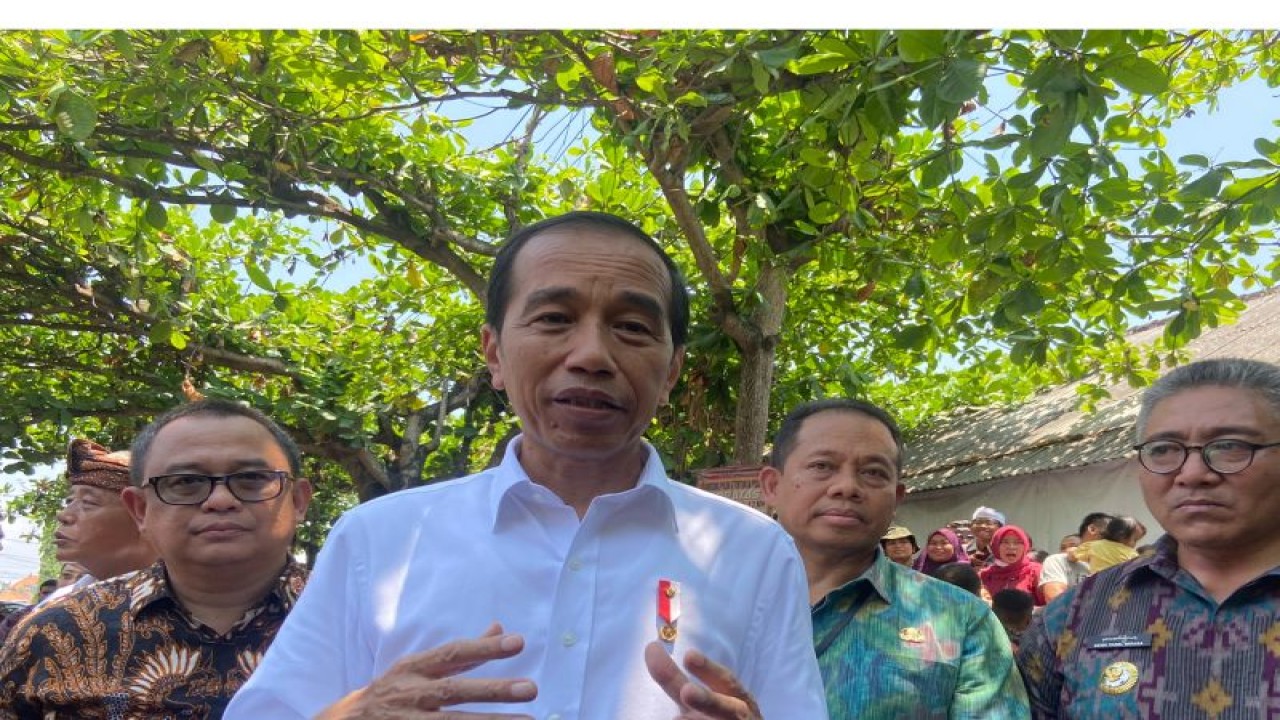 Presiden Jokowi saat memantau harga di Pasar Bulan, Gianyar, Bali, Selasa (31/10/2023). ANTARA/Ni Putu Putri Muliantari