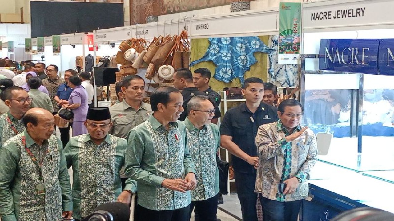 Presiden RI Joko Widodo (Jokowi) saat meninjau booth pameran Inacraft 2023, di Jakarta Convention Center (JCC), Jakarta, Rabu (4/10/2023). ANTARA/Rangga Pandu Asmara Jingga