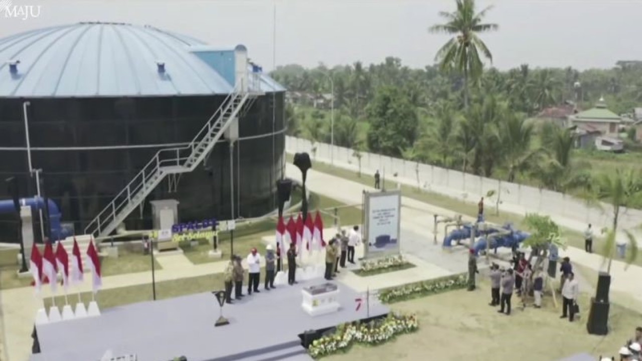Tangkapan layar siaran Presiden RI Joko Widodo meresmikan instalasi pengolahan air limbah domestik di Sei Selayur, Kota Palembang, Provinsi Sumatera Selatan, Kamis (26/10/2023). (ANTARA/Andi Firdaus)