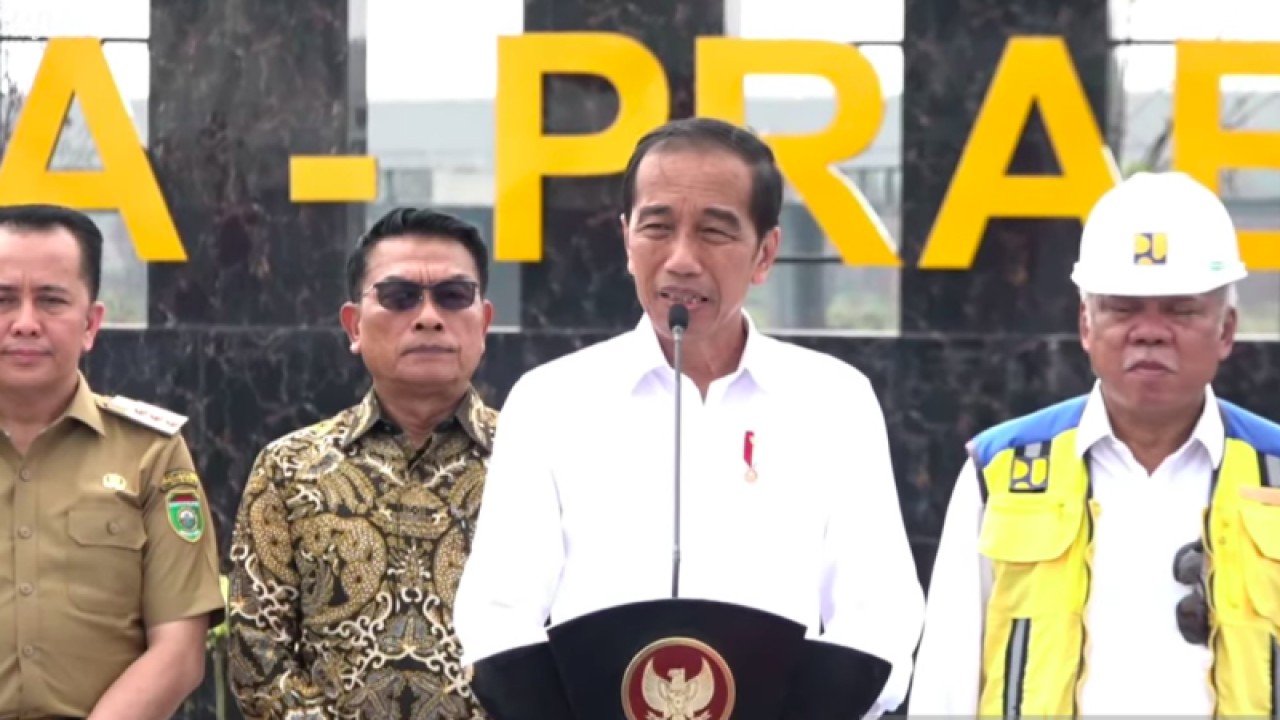 Tangkapan layar - Presiden RI Joko Widodo (kedua kanan) saat meresmikan Jalan Tol Indralaya-Prabumulih, Palembang, Sumatera Selatan, Kamis (26/10/2023). ANTARA/Indra Arief Pribadi