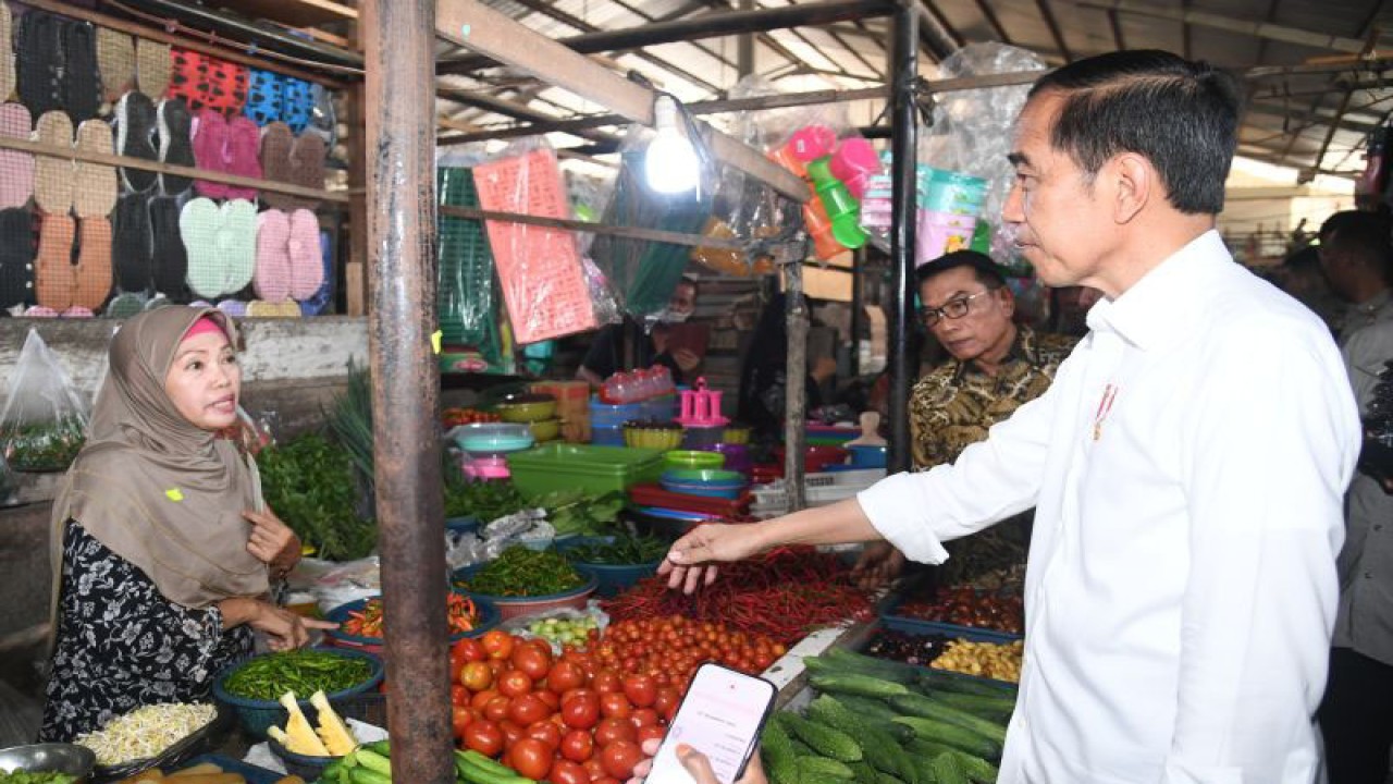 Presiden RI Joko Widodo mengunjungi Pasar Sekip Ujung, Kota Palembang, Provinsi Sumatra Selatan, Kamis (26/10/2023). ANTARA/HO-Biro Pers Sekretariat Presiden