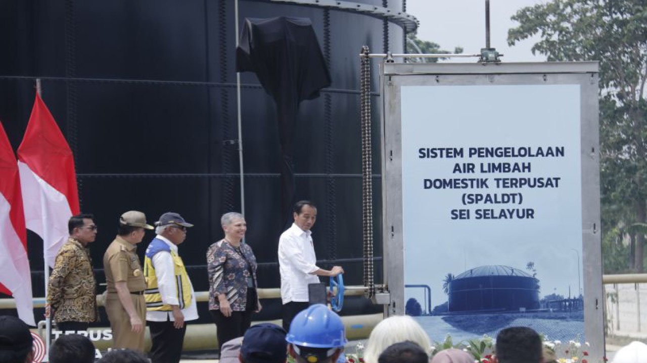 Presiden Republik Indonesia Joko Widodo meresmikan proyek sistem pengelolaan limbah domestik terpusat (SPALDT) di Palembang, Kamis (26/10/2023). (ANTARA/ Diskominfo Palembang)
