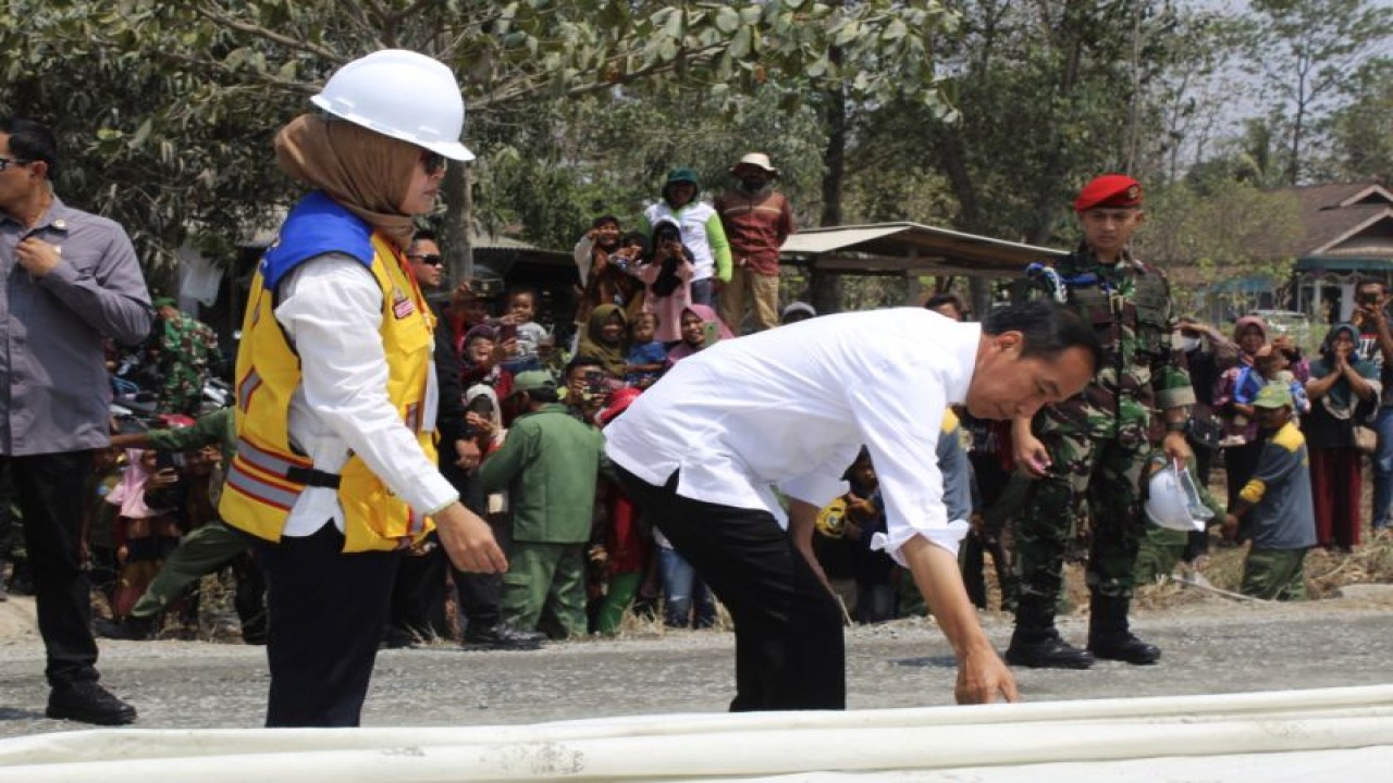 Presiden Joko Widodo (Jokowi) tengah memeriksa kualitas beton rigid yang digunakan untuk pembangunan Jalan Inpres Daerah, di Ruas Jalan Simpang Randu-Seputih Surabaya, Lampung Tengah, Jumat (27/10/2023). ANTARA/Ruth Intan Sozometa Kanafi