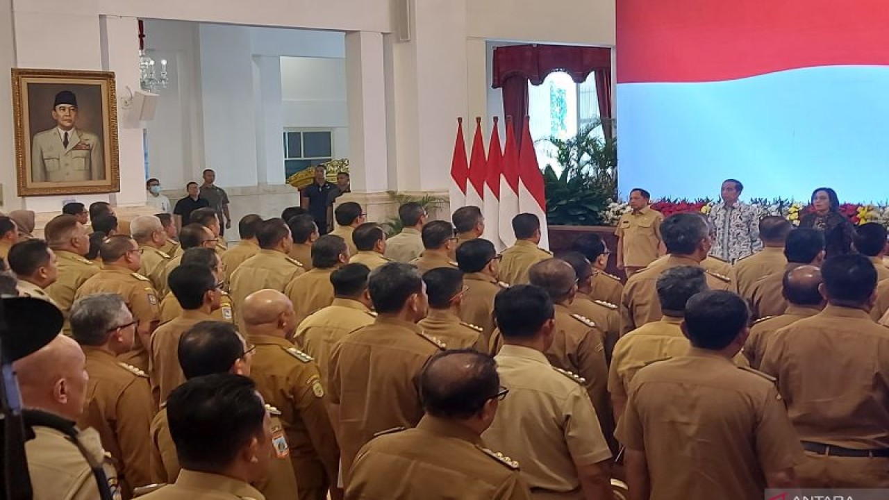Presiden RI Joko Widodo didampingi Menteri Dalam Negeri Tito Karnavian dan Menteri Keuangan RI Sri Mulyani saat membuka jalannya pertemuan dengan seluruh Penjabat (Pj) kepala daerah se-Indonesia di Istana Kepresidenan Jakarta, Senin (30/10/2023). (ANTARA/Andi Firdaus)