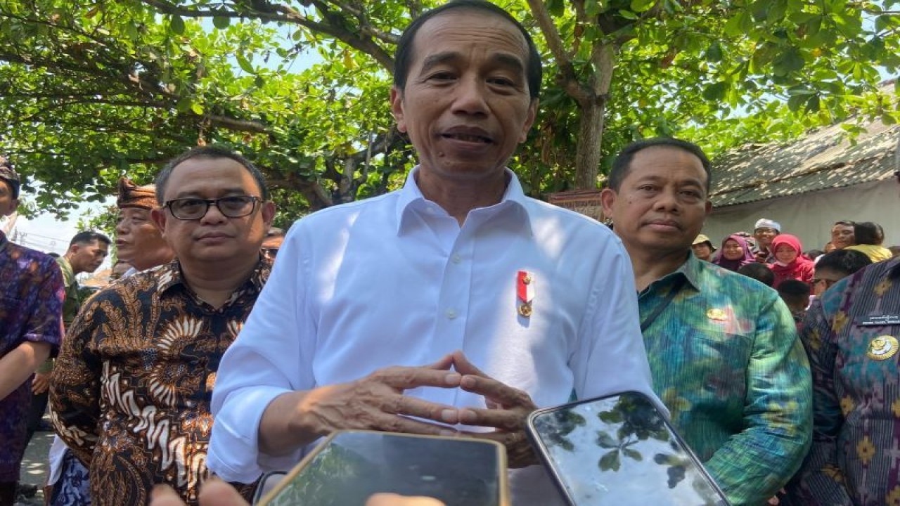 Presiden Jokowi saat diwawancara soal undangan untuk bertemu capres dan cawapres, saat berada di Gianyar, Bali, Selasa (31/10/2023). ANTARA/Ni Putu Putri Muliantari