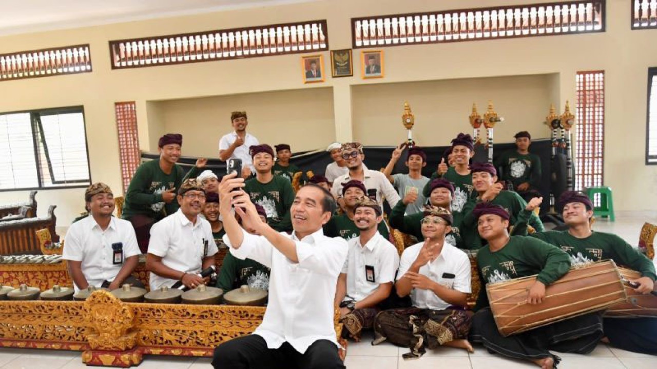 Presiden RI Joko Widodo (Jokowi) berfoto bersama sejumlah siswa saat meninjau SMKN 3 Sukawati di Kabupaten Gianyar, Provinsi Bali, Selasa (31/10/2023). (ANTARA/HO-Biro Pers Sekretariat Presiden/Rusman)