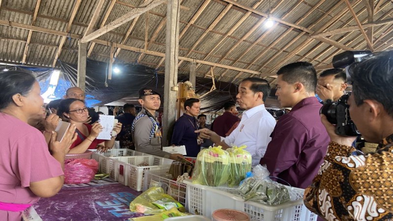 Presiden Jokowi saat memantau harga bahan pokok di Pasar Bulan sambil memberikan bantuan modal kerja bagi pedagang, di Gianyar, Bali, Selasa (31/10/2023). ANTARA/Ni Putu Putri Muliantari