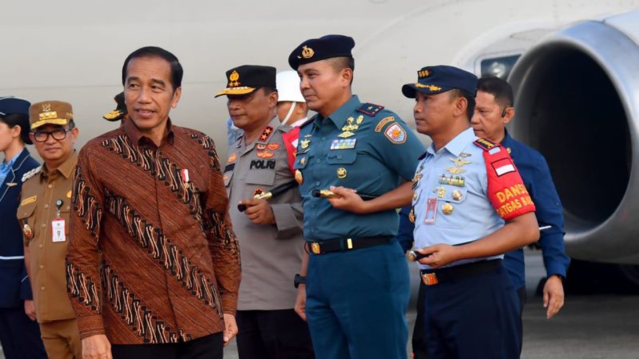 Presiden Joko Widodo tiba di Kalimantan Timur, Selasa (31/10/2023) petang, untuk melakukan kunjungan kerja. (ANTARA/HO-Biro Pers Sekretariat Presiden)