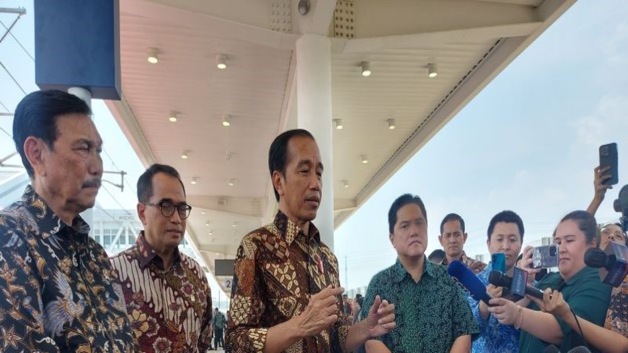 Presiden Joko Widodo saat menyampaikan keterangan terkait tarif Kereta Cepat Jakarta Bandung (KCJB) di Stasiun Padalarang, Bandung, Jawa Barat, Senin (2/10/2023). (ANTARA/Andi Firdaus)