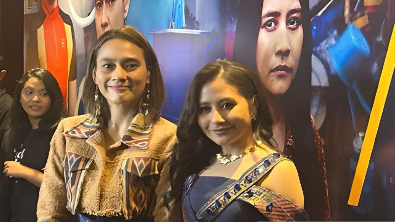 Aktris Sha Ine Febriyanti (kiri) dan Prilly Latuconsina (kanan) saat menghadiri acara penayangan perdana film "Budi Pekerti" di Plaza Senayan, Jakarta Pusat, Senin (30/10/2023). (ANTARA/Vinny Shoffa Salma)