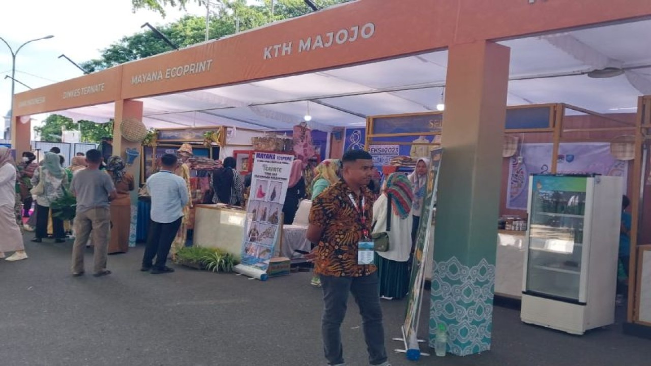 Sejumlah kerajinan dan produk khas pelaku usaha UMKM disiapkan untuk para delegasi Sarasehan Istri Walikota (Rasaikota) se-Indonesia dan Pra Munas APEKSI 2023 berlangsung di Kota Ternate 2-4 Oktober 2023. (Abdul Fatah)