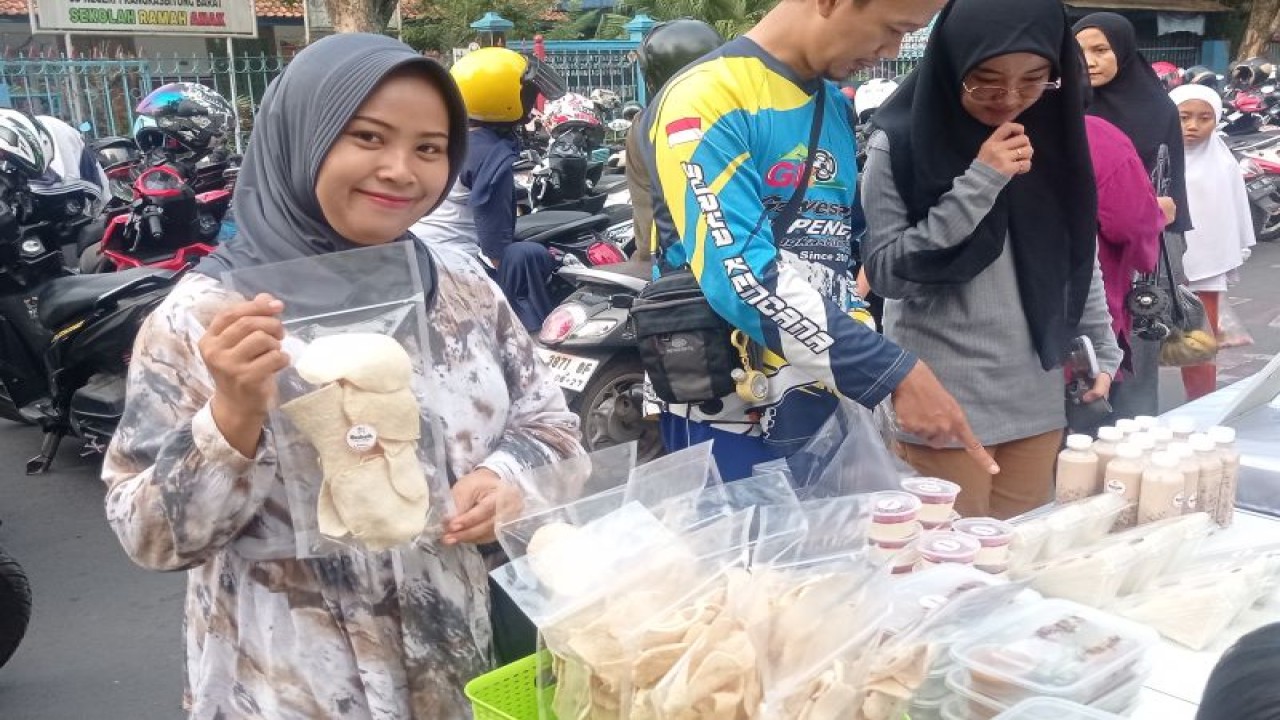 Pelaku usaha micro kecil dan menengah (UMKM) produksi kerupuk dan keripik dengan bahan baku komoditas palawija di Kabupaten Lebak tumbuh dan berkembang sehingga dapat meningkatkan pendapatan ekonomi masyarakat.ANTARA/Mansur