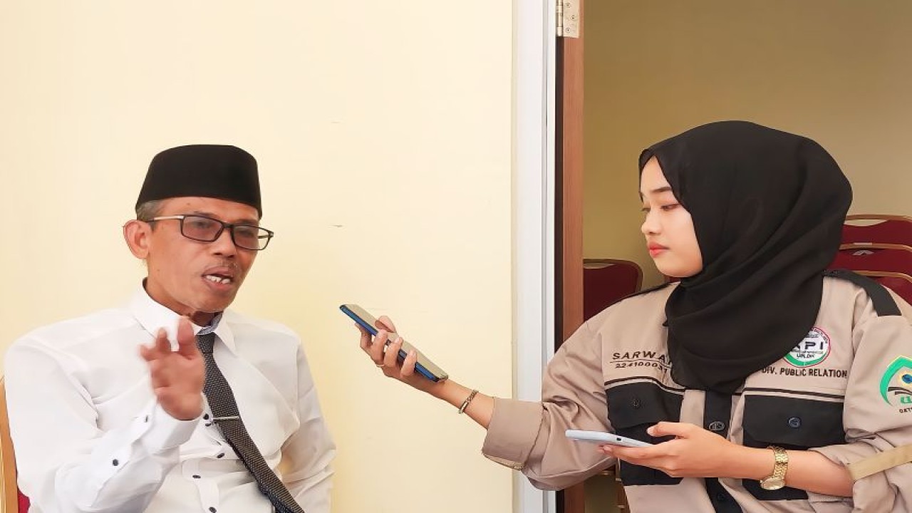 Rektor UIN Datokarama Profesor Lukman S Thahir menyampaikan keterangan kepada pers kampus, di Palu, Senin (23/10) (ANTARA/Muhammad Hajiji)