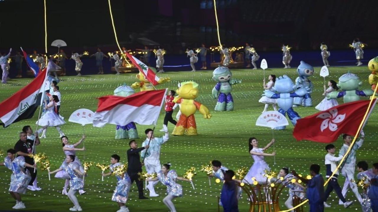 Karateka putra Indonesia Ahmad Zigi Zaresta Yuda (tengah) membawa bendera Merah Putih saat penutupan Asian Games 2022 di Hangzhou Olympic Sports Centre Stadium, Hangzhou, China, Minggu (8/10/2023). ANTARA FOTO/M Risyal Hidayat/tom. (ANTARA FOTO/M RISYAL HIDAYAT)