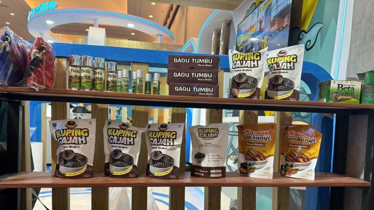 Program Tanggung Jawab Sosial Lingkungan (TJSL) PLN Unit Induk Wilayah Maluku Maluku Utara (UIW MMU) membantu pelaku Usaha Kecil  Menengah (UKM) "Jajanan Mama Bhabin" di Negeri Rutah, Kecamatan Amahai, Kabupaten Maluku Tengah. ANTARA/ Ho- Humas PLN UIW MMU.