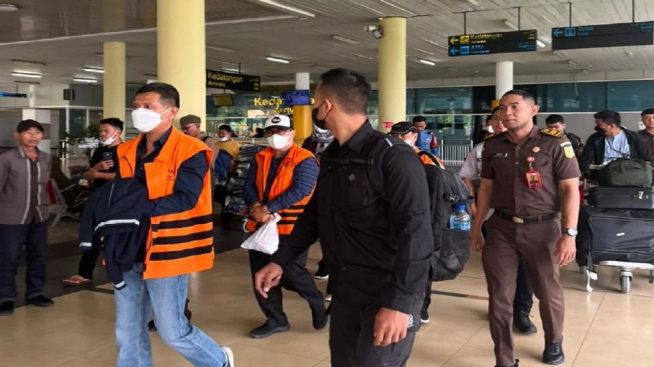 Proses pemindahan tahanan tipikor oleh KPK ke Lapas Jambi dalam kasus APBD Jambi 2017-2018.(ANTARA/Ho/rud)