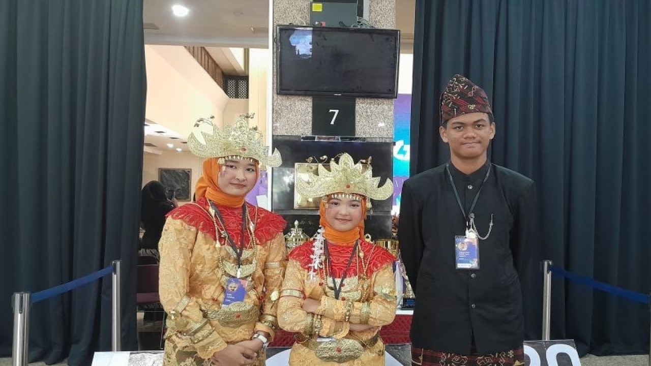 Najwa (tengah), Fadhil (kanan), dan Kaila (kiri) dari SMP Muhammadiyah Ahmad Dahlan Metro, Lampung yang memenangkan juara Harapan 1 pada Final Harapan Lomba Cerdas Cermat Museum di Gedung A Kemendikbudristek, Jakarta, pada Kamis (12/10/2023). (ANTARA/Lintang Budiyanti Prameswari)
