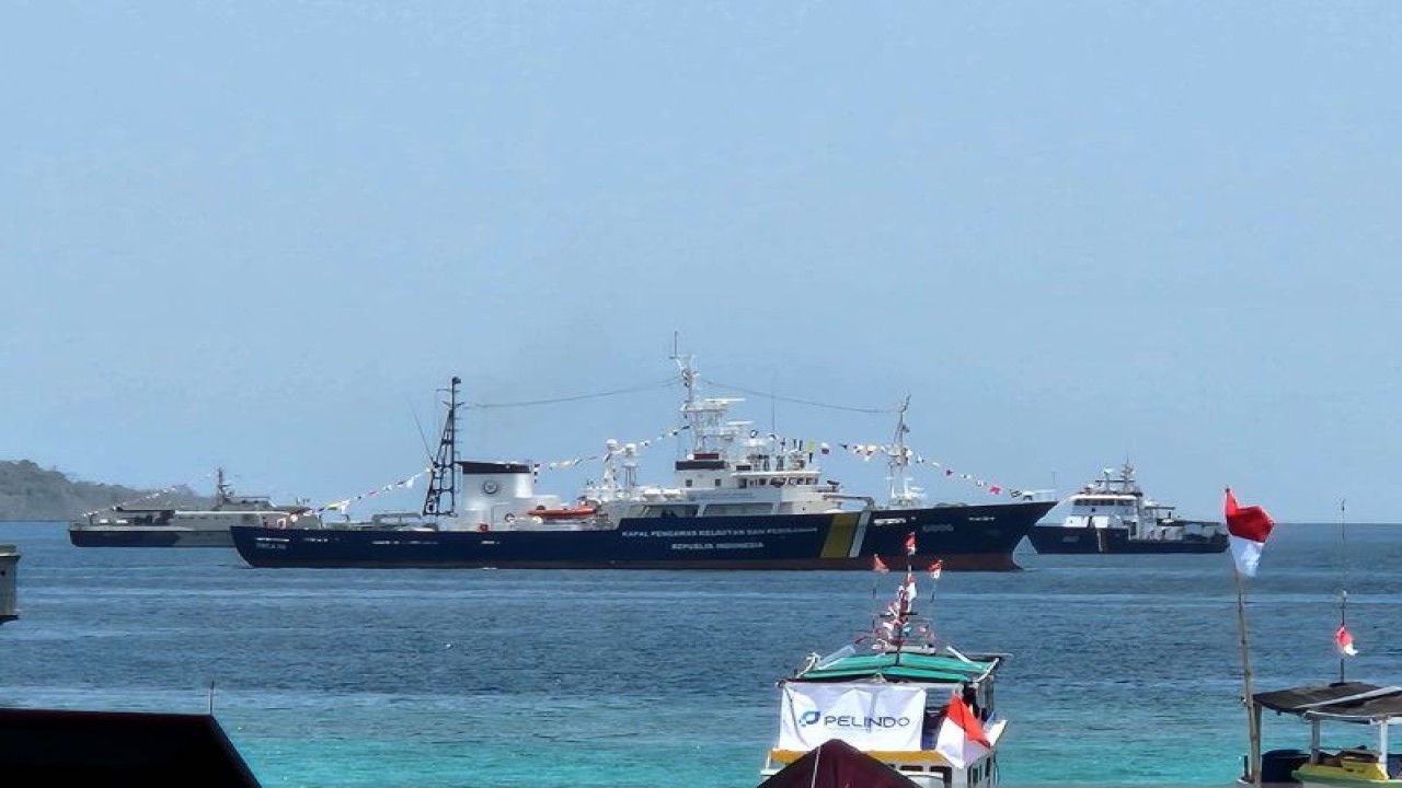 Dua kapal pengawas (KP) milik Direktorat Jenderal Pengawasan Sumber Daya Kelautan dan Perikanan (PSDKP), Kementerian Kelautan dan Perikanan (KKP) Orca 05 dan Orca 06 dalam Perayaan Hari Maritim Nasional. ANTARA/HO-KKP