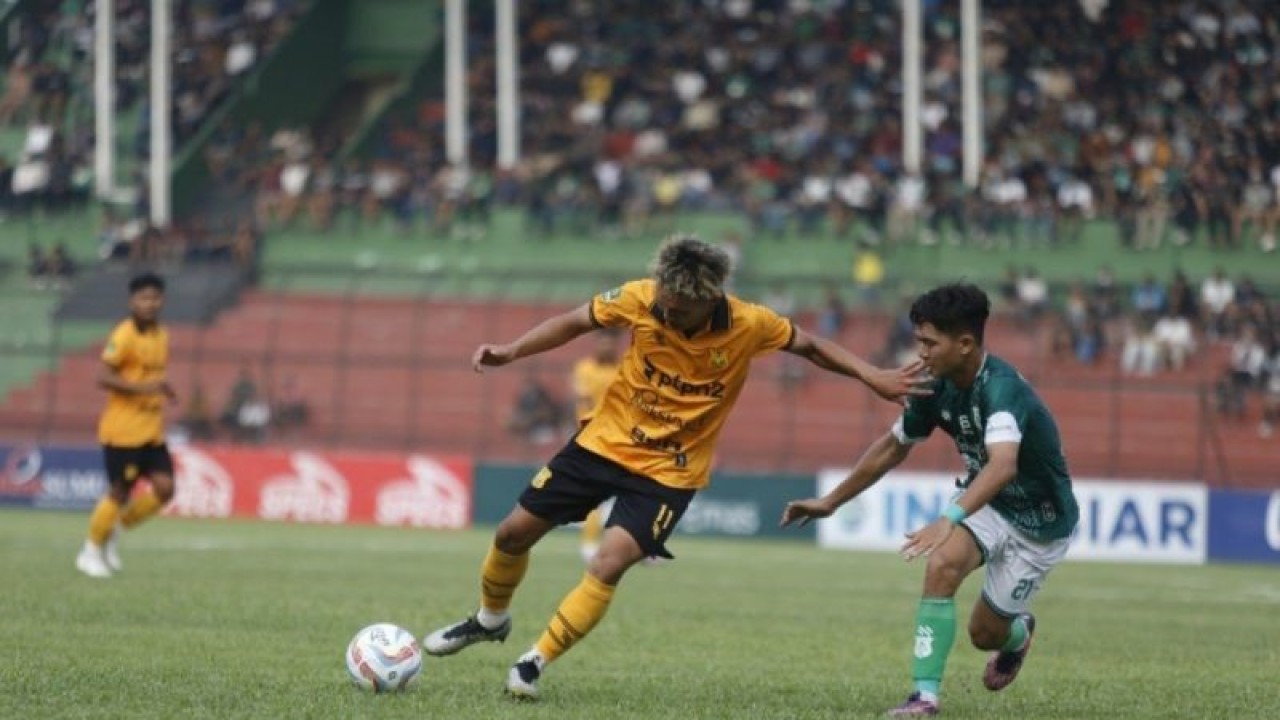 PSDS (kuning) saat berlaga melawan PSMS di Stadion Teladan Medan (ANTARA/Juraidi)