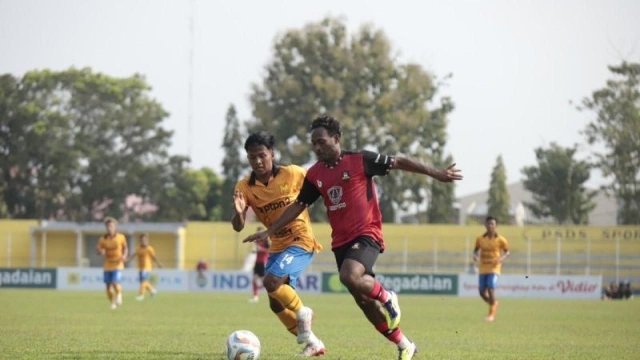 PSDS (kuning) saat berlaga melawan Sada Sumut (merah) pada laga lanjutan Liga 2 Indonesia di Stadion Baharoeddin Siregar (ANTARA/Juraidi)