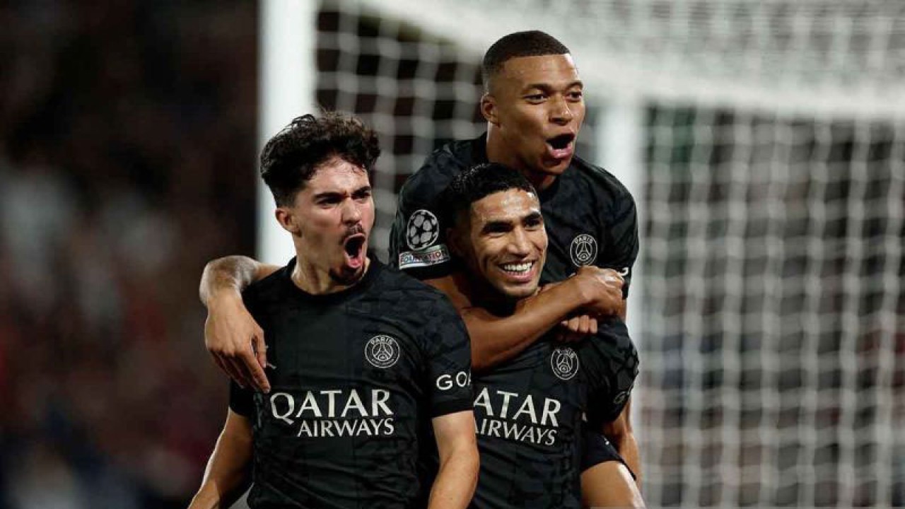 Pemain Paris St Germain Achraf Hakimi (tengah) bersama Kylian Mbappe dan Vitinha merayakan golnya ke gawang Borussia Dortmund pada laga pertama Liga Champions di Parc des Princes, Paris, Prancis, Selasa (19/9/2023). Les Parisiens menang 2-0 berkat gol Mbappe dan Hakimi. ANTARA FOTO/REUTERS/Benoit Tessier/rwa.