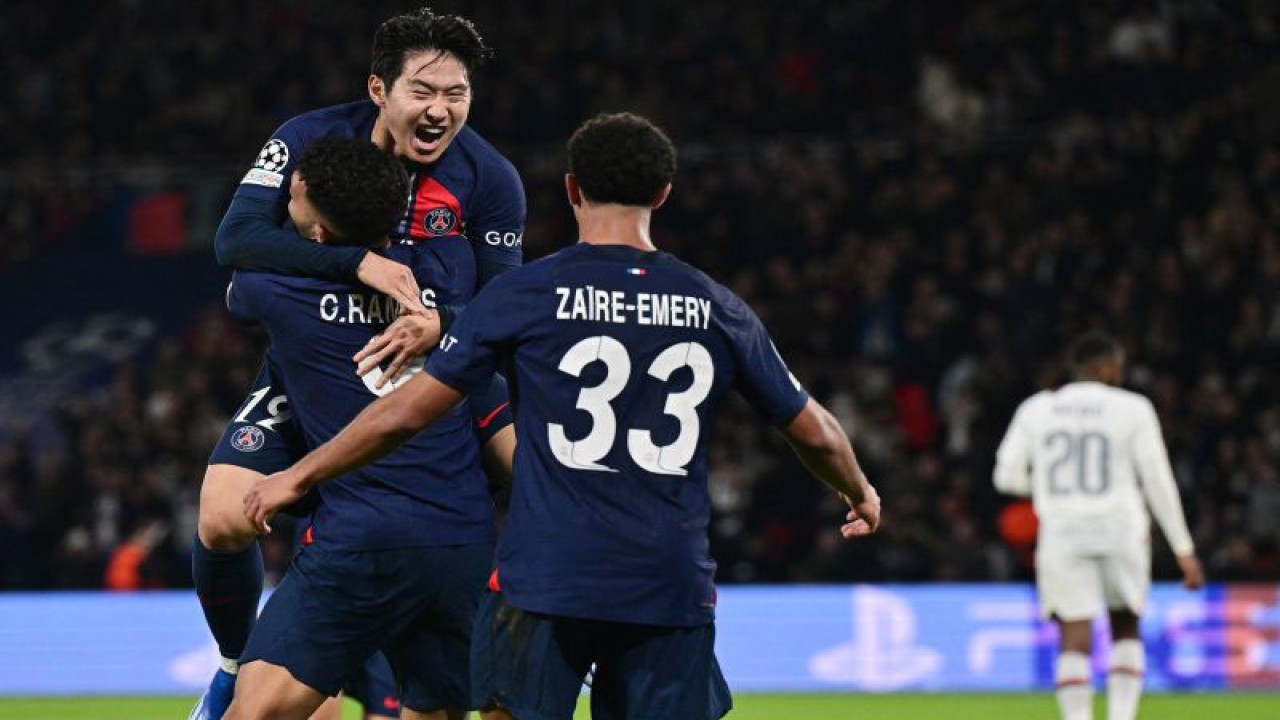 Gelandang Paris Saint-Germain Lee Kang-in (tengah) merayakan gol yang dicetaknya ke gawang AC Milan pada pertandingan Grup F Liga Champions yang dimainkan di Stadion Parc des Princes, Paris, Rabu (25/10/2023). (ANTARA/AFP/Miguel MEDINA)