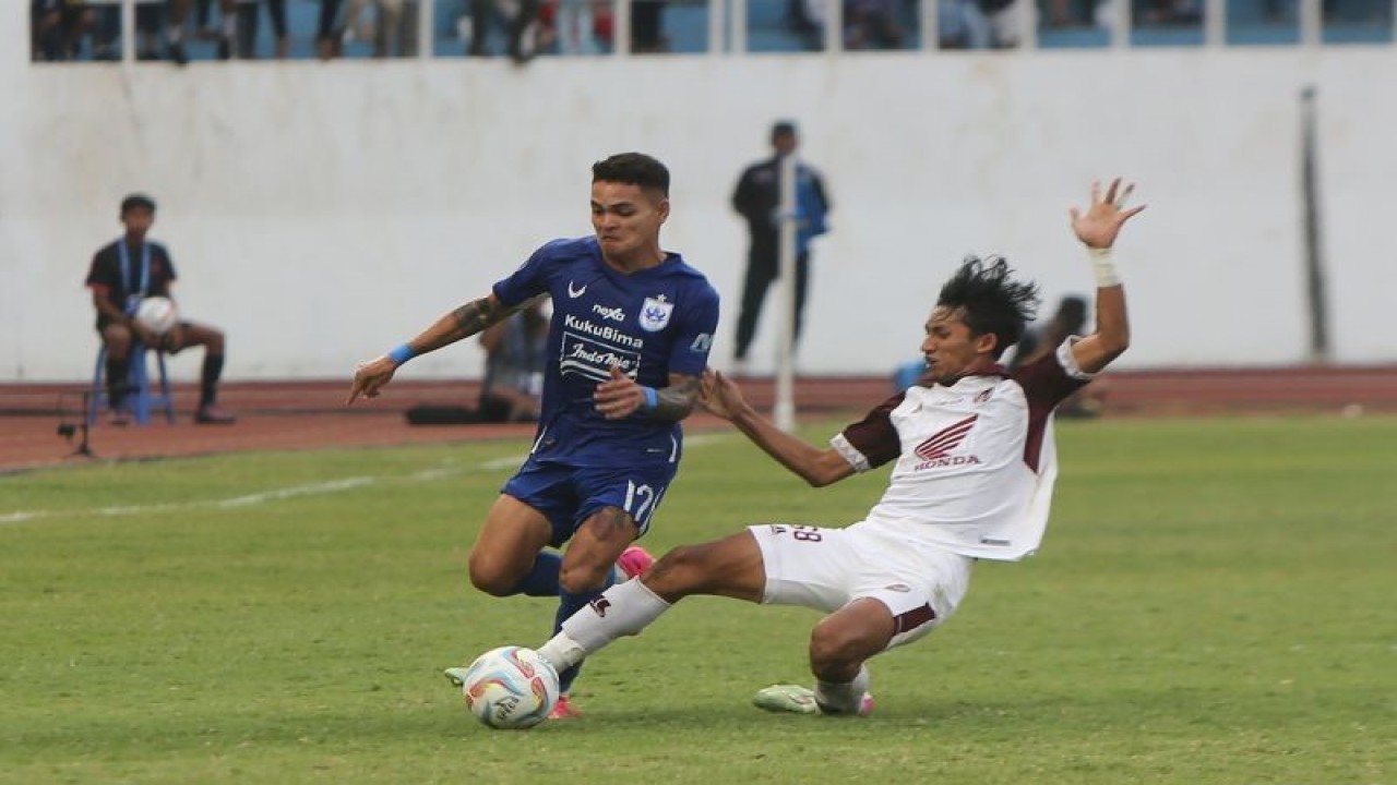 Pesepak bola PSIS Semarang Gali Freitas (kiri) berusaha melewati pesepak bola PSM Makassar Muhammad Daffa (kanan) dalam lanjutan BRI Liga 1 di Stadion Jatidiri, Semarang, Jawa Tengah, Sabtu (30/9/2023). ANTARA FOTO/Makna Zaezar/tom.
