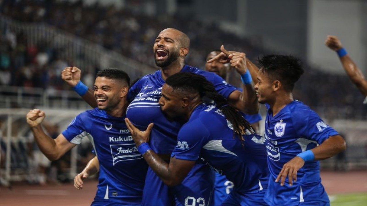 Pesepak bola PSIS Semarang Lucas Gama Moreira (kedua kiri) melakukan selebrasi dengan rekan setimnya usai mencetak gol ke gawang Persija Jakarta dalam pertandingan BRI Liga 1 di Stadion Jatidiri, Semarang, Jawa Tengah, Minggu (29/10/2023). ANTARA FOTO/Makna Zaezar/nz