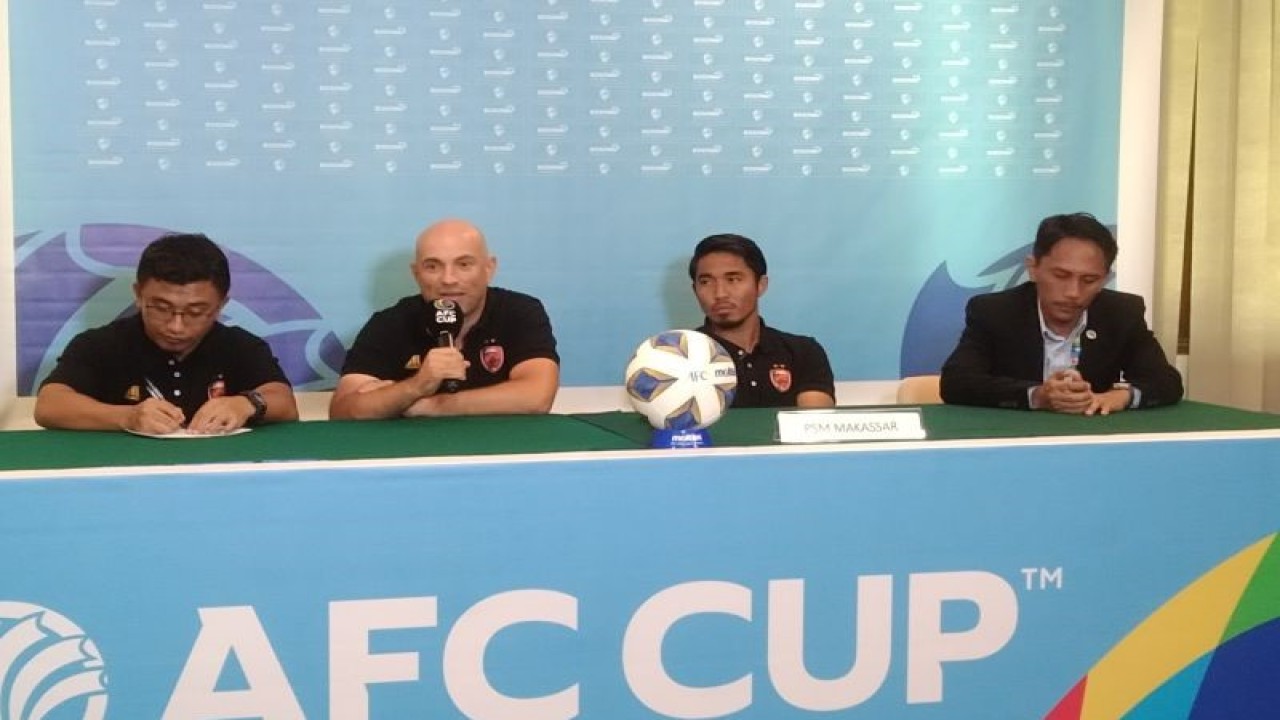 Pelatih Kepala PSM Makassar Bernardo Tavares (kedua kiri) bersama pemainnya M Arfan (kedua kanan) serta official tim memberikan keterangan pers H-1 laga melawan Sabah FC di Sanur, Denpasar, Bali, Rabu (4/10/2023) ANTARA/Dewa Ketut Sudiarta Wiguna