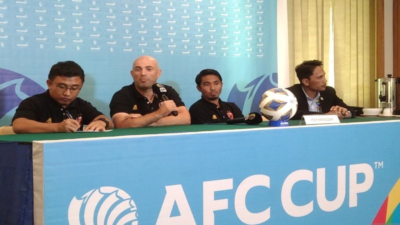 Pelatih Kepala PSM Makassar Bernardo Tavared (kedua kiri) bersama pemainnya M Arfan di sela jumpa pers H-1 melawan Sabah FC di Sanur, Denpasar, Bali, Rabu (4/10/2023) ANTARA/Dewa Ketut Sudiarta Wiguna