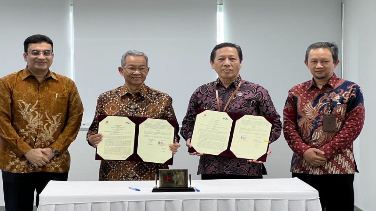 Direktur Utama PT Pasifik Satelit Nusantara (PSN) Adi Rahman Adiwoso (kedua kiri) dan Deputi Bidang Pemanfaatan Riset & Inovasi Badan Riset dan Inovasi Nasional (BRIN) R. Hendrian (kedua kanan) didampingi Direktur Keuangan PSN Ravi Talwar (kiri) serta Direktur Pemanfaatan Riset dan Inovasi pada Industri BRIN Mulyadi Sinung Harjono (kanan) usai penandatanganan MoU ekosistem teknologi satelit dan penginderaan jauh berbasis hasil riset di Jakarta, Jumat (13/10/2023). ANTARA/HO-PSN