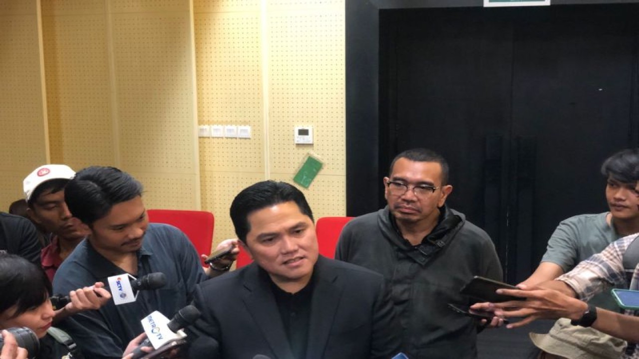 Ketua Umum PSSI Erick Thohir (kiri) bersama dengan Exco PSSI Arya Sinulingga (kanan) dalam konferensi pers yang berlangsung di media center Stadion Gelora Bung Karno, Jakarta, Selasa (10/10/2023). (ANTARA/FAJAR SATRIYO)