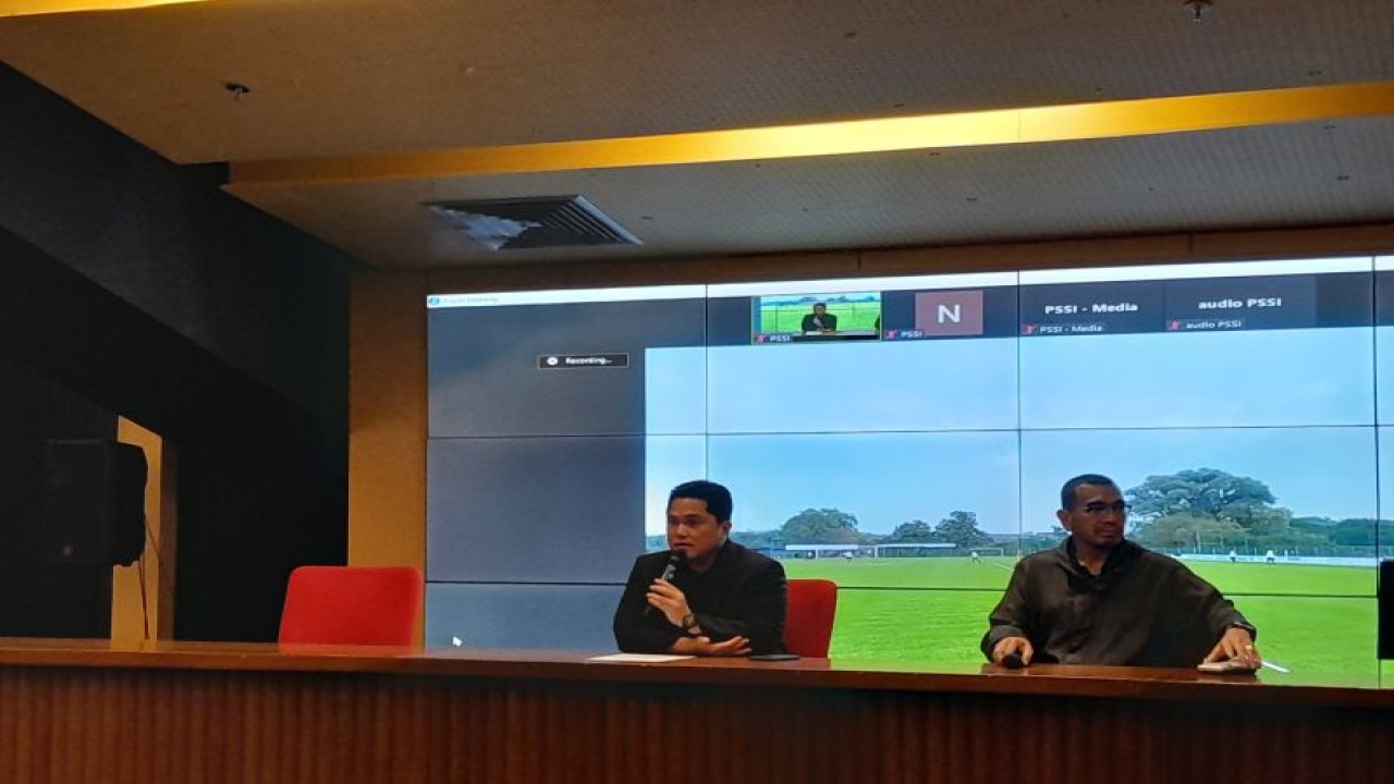 Ketua Umum PSSI Erick Thohir (kiri) bersama dengan Exco PSSI Arya Sinulingga (kanan) dalam konferensi pers yang berlangsung di media center Stadion Gelora Bung Karno, Jakarta, Selasa (10/10/2023). (ANTARA/FAJAR SATRIYO)