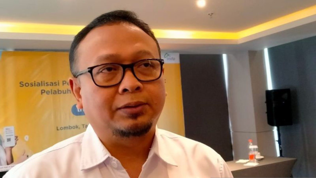 General Manager PT ASDP Pelabuhan Kayangan Agus Djoko Triyanto saat dikonfirmasi disela-sela kegiatan sosialisasi pembelian tiket fery online di Pelabuhan Kayangan - Poto Tano di Mataram, Rabu (4/10/2023). (ANTARA/Nur Imansyah).