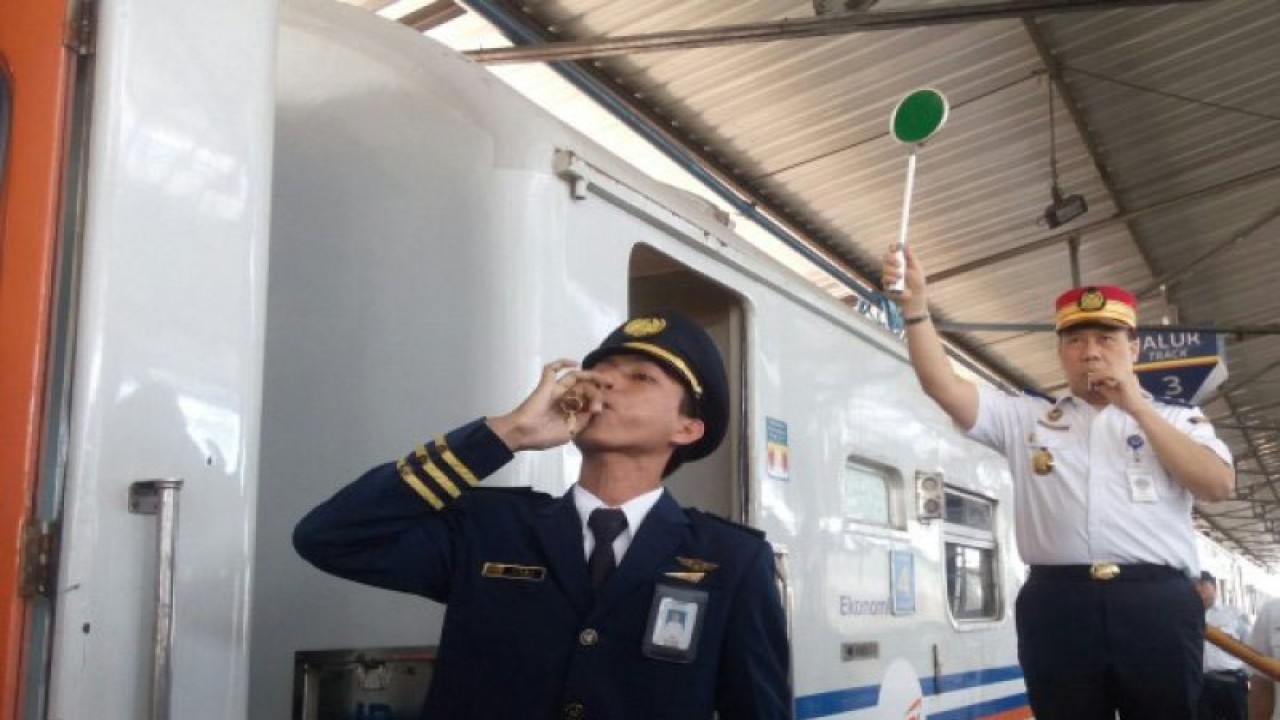 Arsip Foto - Sekretaris Jenderal Kementerian Perhubungan Sugihardjo (kanan) meniup peluit dan menunjukkan rambu hijau, diikuti tiupan peluit dari petugas KA untuk memberangkatkan Kereta Api (KA) Tawang Jaya, di Stasiun Poncol, Semarang, Selasa (22/8) ANTARAJATENG.COM/Zuhdiar Laeis