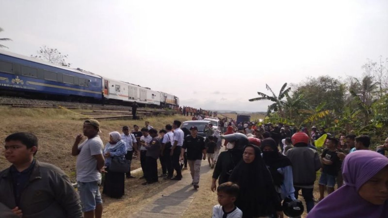 Penumpang kereta api menunggu dievakuasi di Dusun Kalimenur, Kelurahan Sukoreno, Kapanewon, Kabupaten Kulon Progo, Provinsi Daerah Istimewa Yogyakarta, Selasa (17/10/2023). ANTARA/Sutarmi