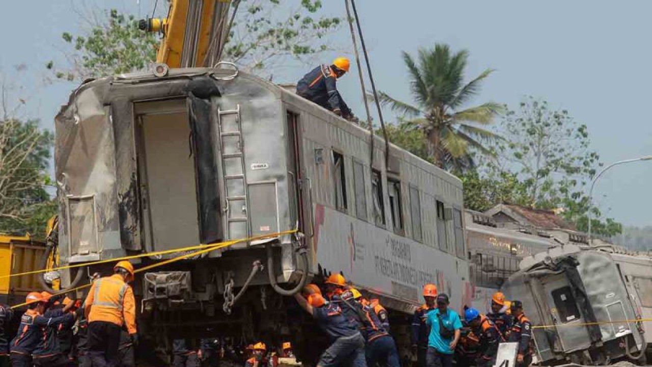 Ilustrasi: Petugas mengevakuasi KA Argo Semeru yang mengalami kecelakaan di kawasan Kalimenur, Sukoreno, Sentolo, Kulonprogo, D.I Yogyakarta, Rabu (18/10/2023). Seluruh rangkaian KA yaitu KA Argo Wilis relasi Bandung-Surabaya dengan KA Argo Semeru relasi Surabaya Gubeng-Gambir yang mengalami kecelakaan pada Selasa (17/10) berhasil dievakuasi. ANTARA FOTO/Andreas Fitri Atmoko/rwa.