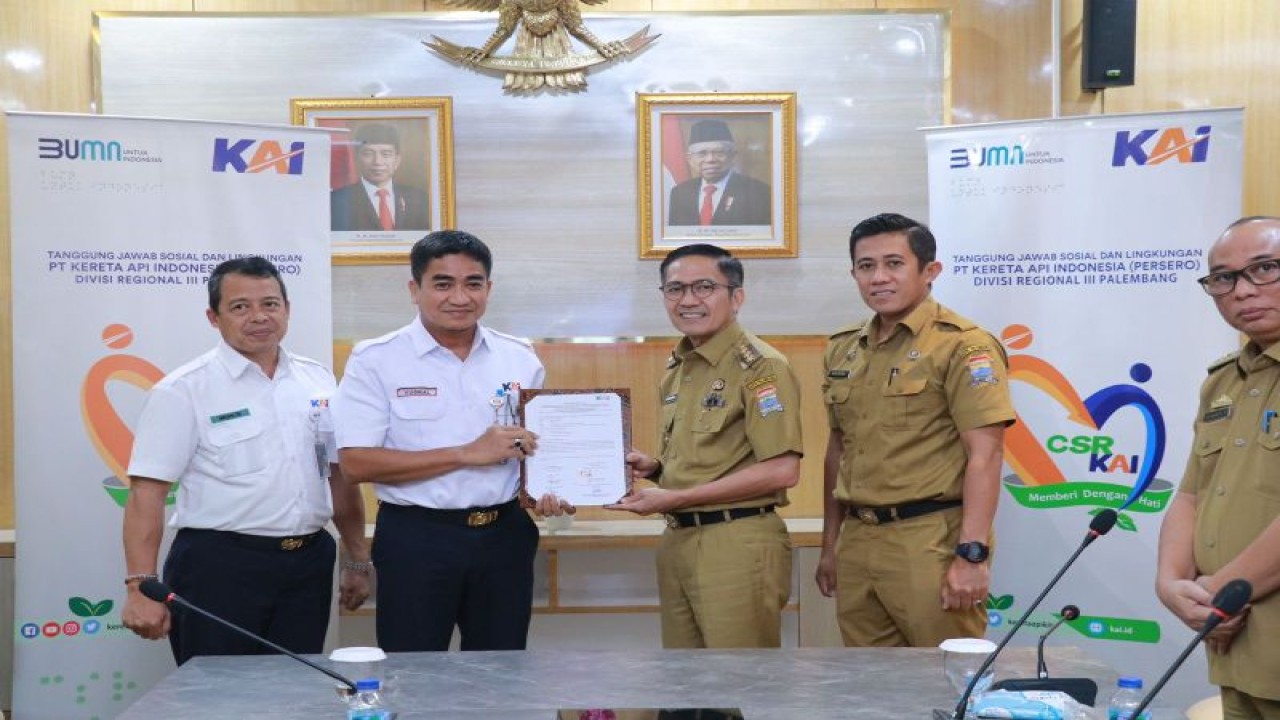 PT Kereta Api Indonesia (KAI) memberikan bantuan tiga unit kontainer sampah kepada Pemerintah Kota Palembang, Sumatera Selatan. ANTARA/HO-Humas PT KAI Divre III Palembang