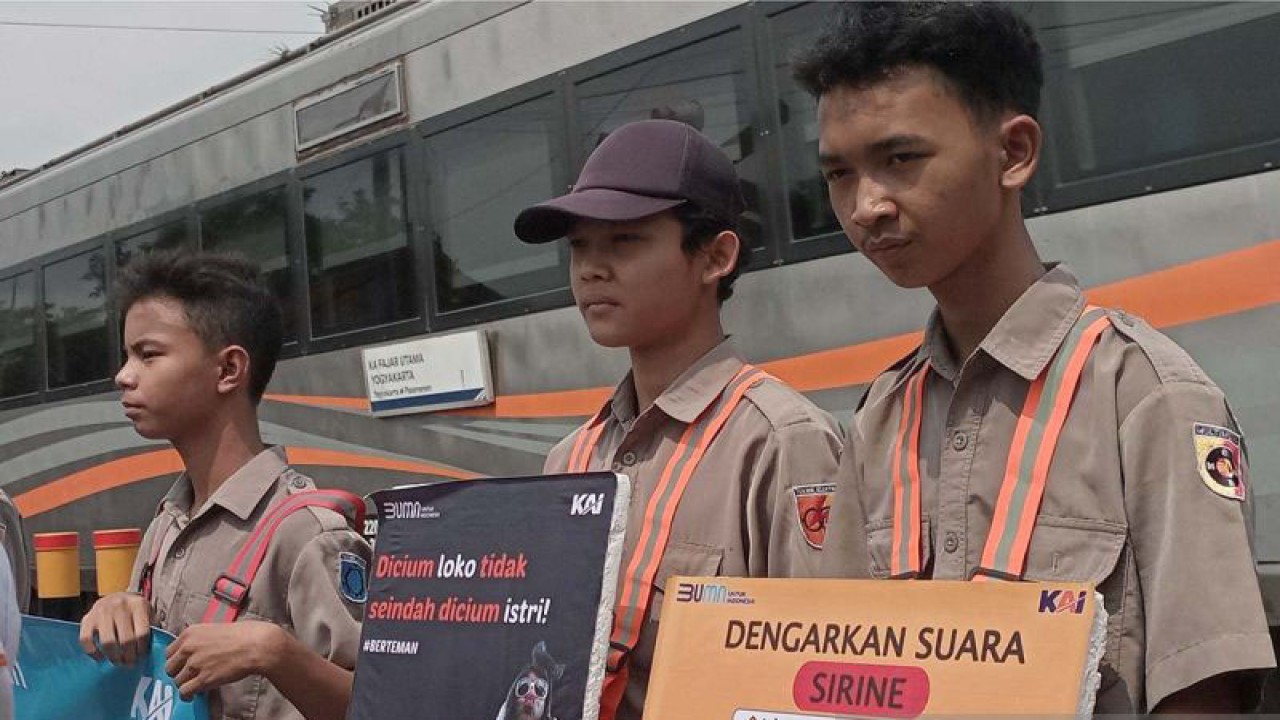 Sejumlah pelajar mengikuti Kampanye Keselamatan di perlintasan sebidang yang digelar PT KAI (Persero) Daop 5 Purwokerto di JPL 363 A, Jalan Veteran, Kelurahan Tanjung, Kecamatan Purwokerto Selatan, Banyumas, Rabu (25/10/2023), dalam rangka menyambut Hari Sumpah Pemuda. (ANTARA/Sumarwoto)
