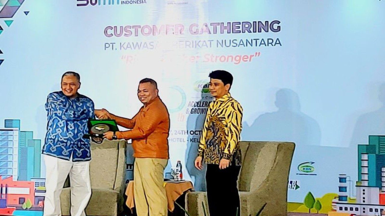 Direktur Operasi PT Kawasan Berikat Nusantara (Persero) Satrio Witjaksono (kiri) menyerahkan plakat kepada pemateri dari fungsional pengendali lingkungan DKI Jakarta Darmawan (tengah) di acara temu klien (Customer Gathering) PT KBN di hotel kawasan Kelapa Gading, Jakarta Utara, Selasa (24/10/2023). ANTARA/Abdu Faisal