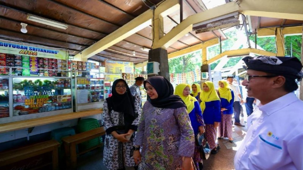 Bupati Banyuwangi Ipuk Fiestiandani bersama dengan Manajer PT PLN UP3 Banyuwangi Agus Santoso meninjau pelaku UMKM yang mendapatkan bantuan pemasangan listrik gratis. ANTARA/HO-Humas Pemkab Banyuwangi