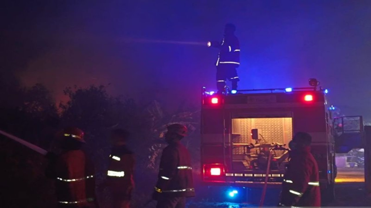 Tim Damkar PT Timah Tbk bersama Pemkot Pangkalpinang berjibaku memadamkan kebakaran lahan gambut di Lontong Pancur, Kamis (26/10/2023) malam. (ANTARA/HO-Humas PT Timah Tbk)