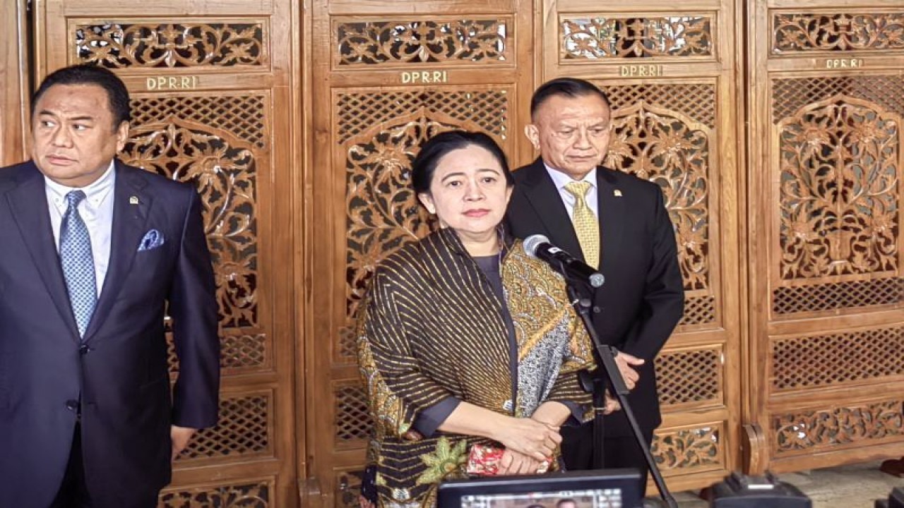 Arsip foto - Ketua DPR RI Puan Maharani (tengah) di Kompleks Parlemen, Senayan, Jakarta, Selasa (21/3/2023). (ANTARA/Melalusa Susthira K.)