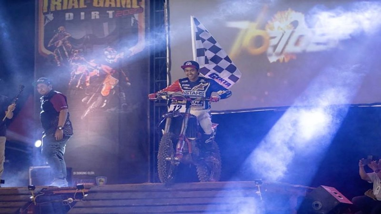 Salah satu pebalap yang akan berlaga dalam Trial Game Dirt 2023, Lantian Juan, saat diperkenalkan dalam Seri 5 di lapangan Surodinawan, Mojokerto, Jawa Timur, Jumat (22/9/2023). ANTARA/HO-Panitia Trial Game Dirt 2023.